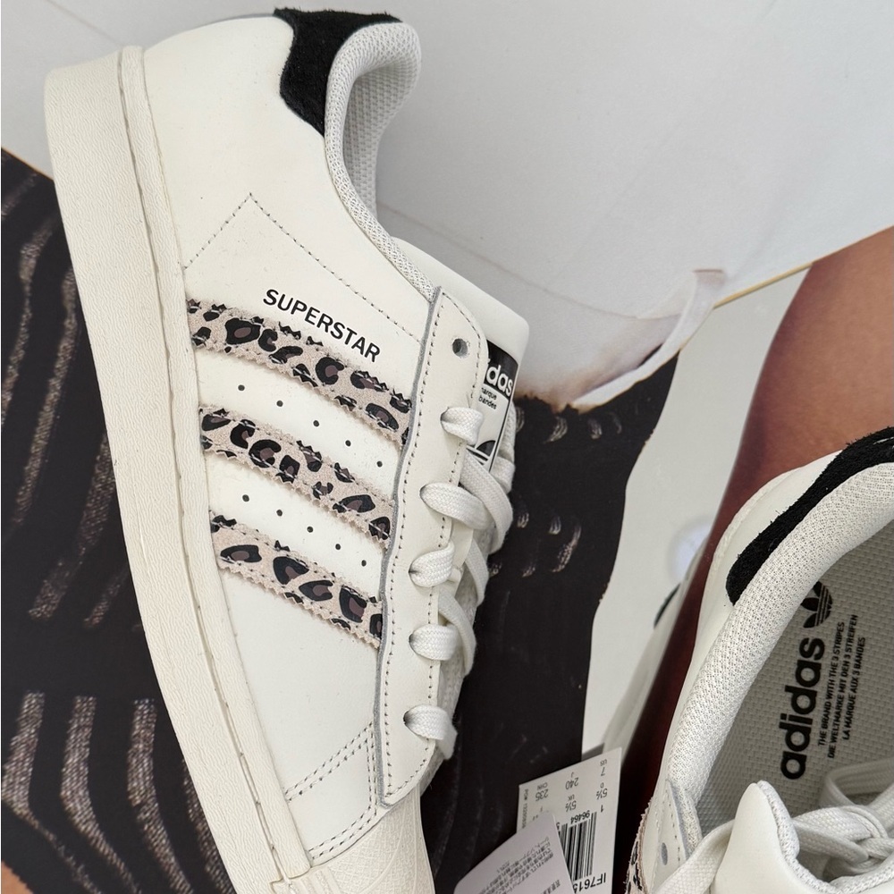 (new+tag) Adidas Women Superstar Classic — US size 7 white and leopard stripes - Picture 3 of 8